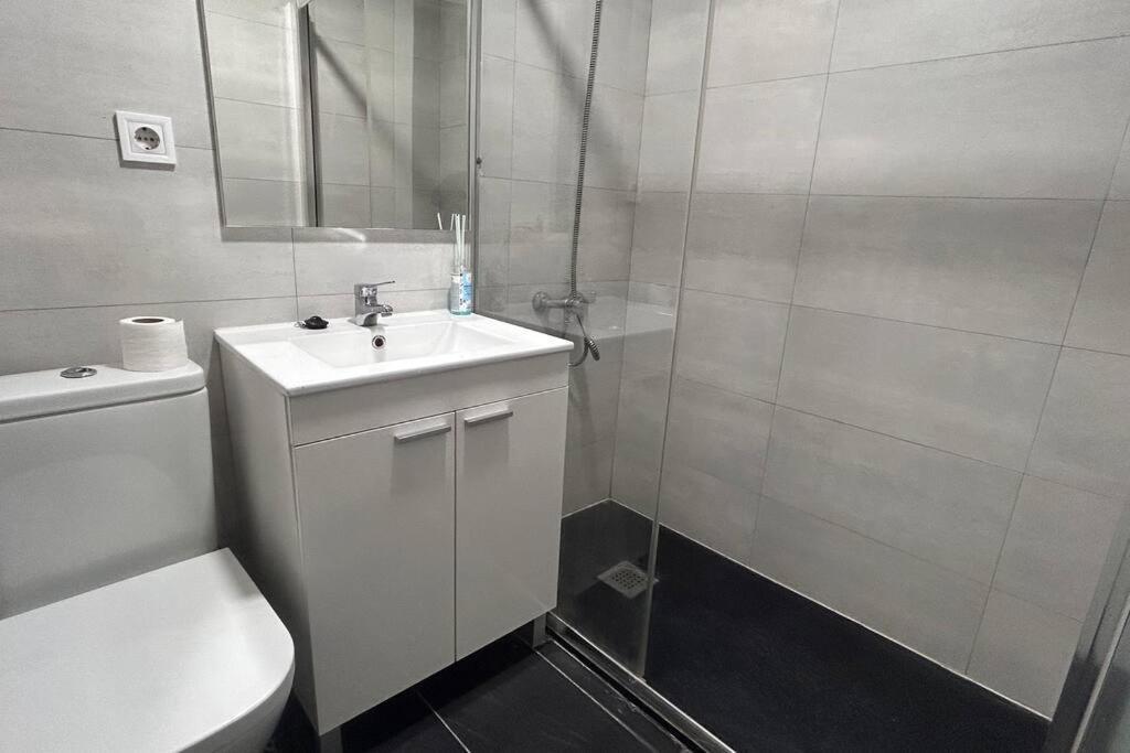 Meta Habitat Ramon Lujan A Apartment Madrid Bagian luar foto